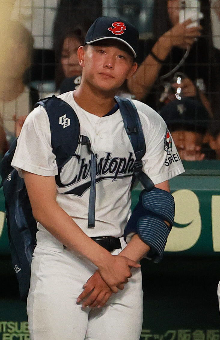 佐野日大対聖隷クリストファー　佐野日大に敗れた聖隷クリストファーのエース高部陸は涙を目に浮かべ甲子園を去る（撮影・上山淳一）