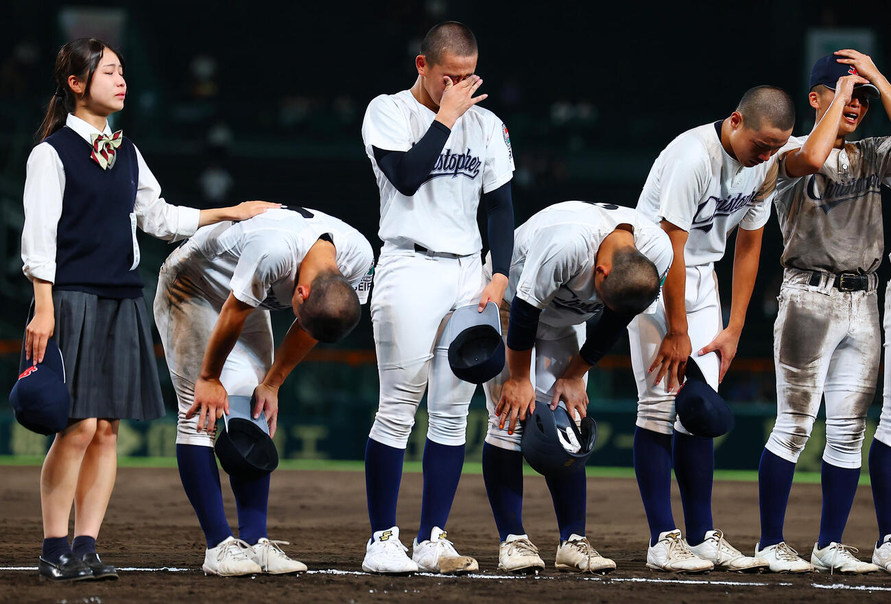 佐野日大対聖隷クリストファー　0－1で敗れ涙する高部陸（中央左）ら聖隷クリストファーの選手たち（撮影・野上伸悟）