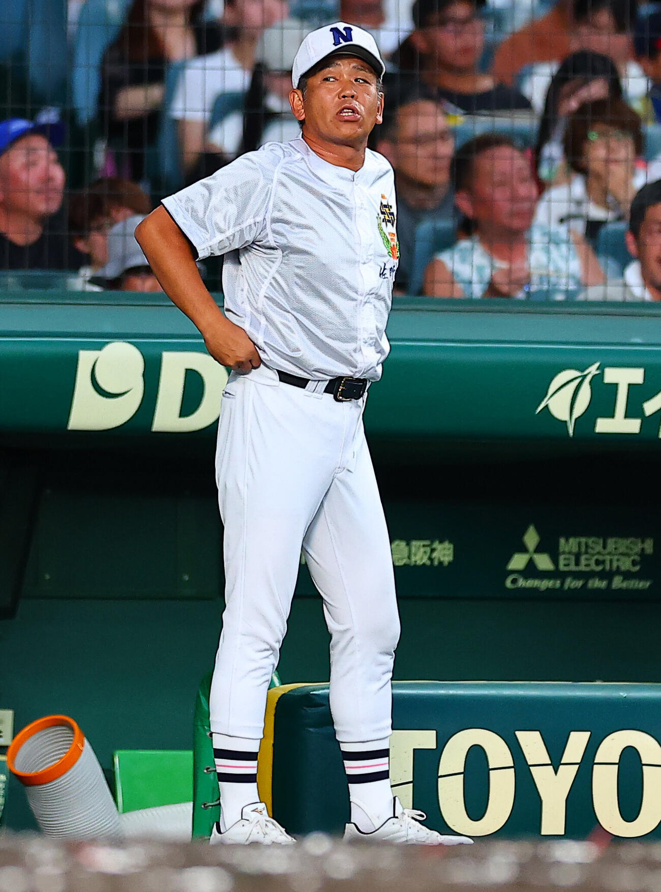 佐野日大対聖隷クリストファー　ベンチ前に立つ佐野日大・麦倉洋一監督（撮影・野上伸悟）