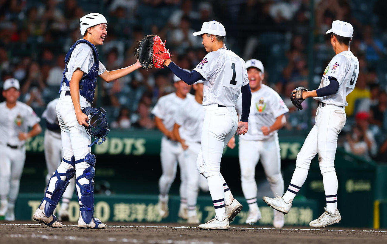 佐野日大対聖隷クリストファー　勝利を喜び合う佐野日大・須田凌央（左）と完投勝利の鈴木有（右）ら（撮影・野上伸悟）