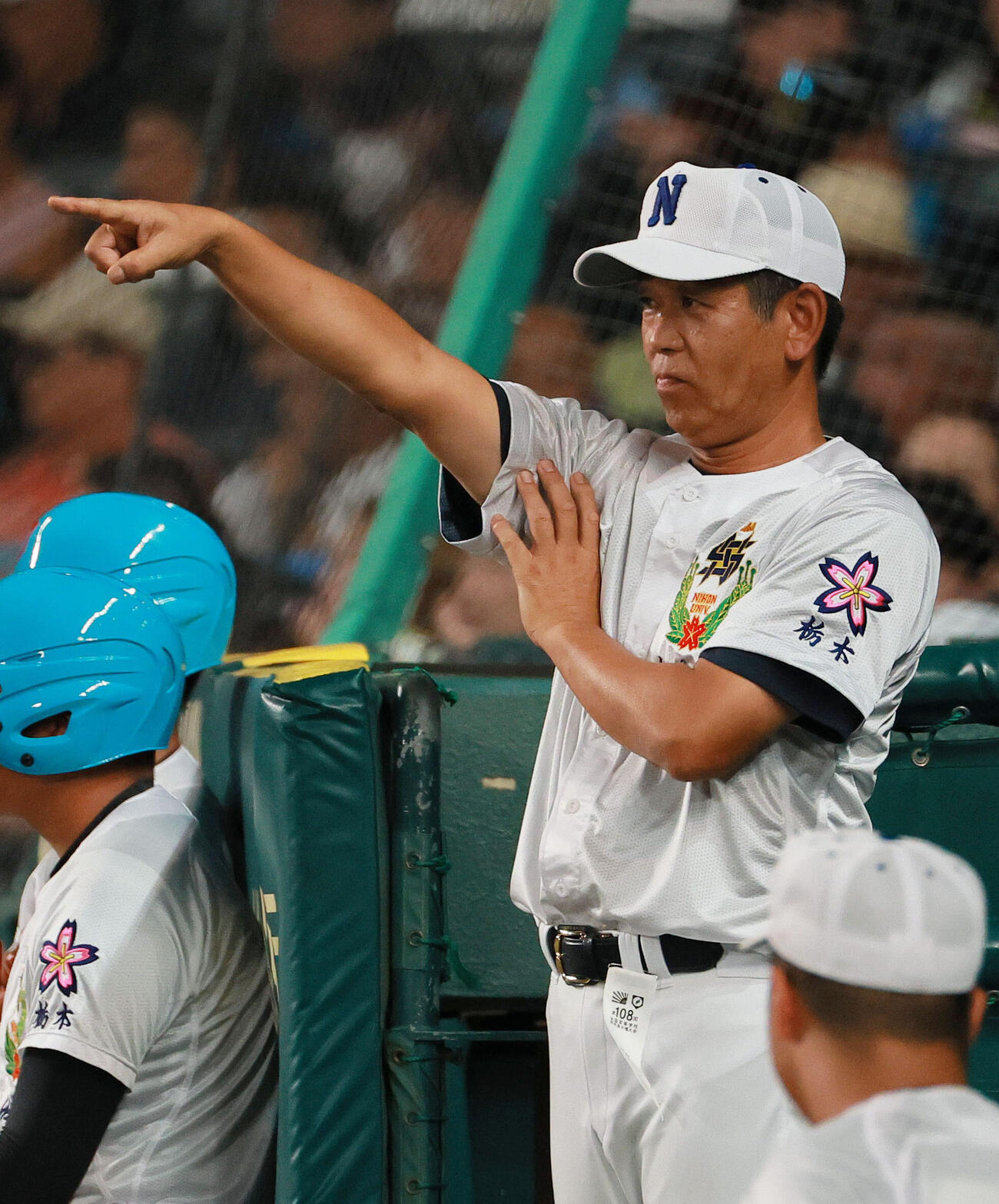 佐野日大対聖隷クリストファー　5回表、ベンチから選手に指示をだす佐野日大の麦倉洋一監督（撮影・上山淳一）