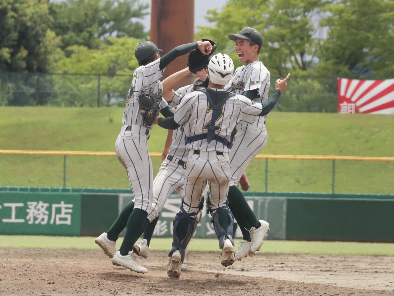 鶴岡東対東北文教大山形城北　完封をした鶴岡東・小山蒼空投手（右）は最後の打者を打ち取り仲間に駆け寄る（2026年7月撮影）