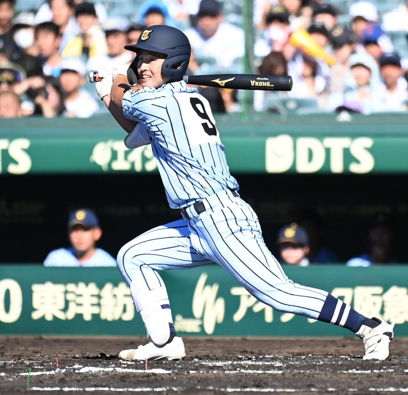 鶴岡東対東海大甲府　1回裏東海大甲府1死二塁　田中三士郎は先制適時打を放つ（撮影・石井愛子）