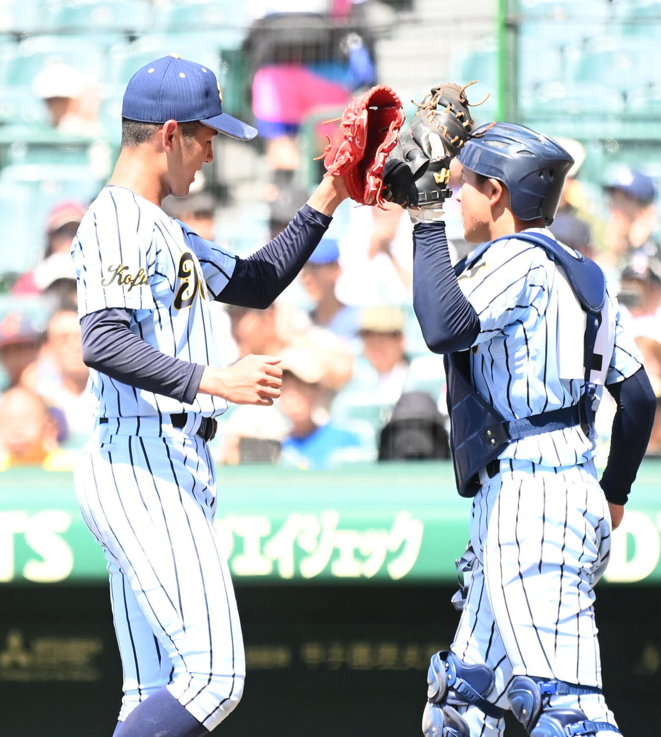 鶴岡東対東海大甲府　鶴岡東に勝利しグラブを合わせる村尾竜弦（左）、捕手の岡田優心（撮影・石井愛子）