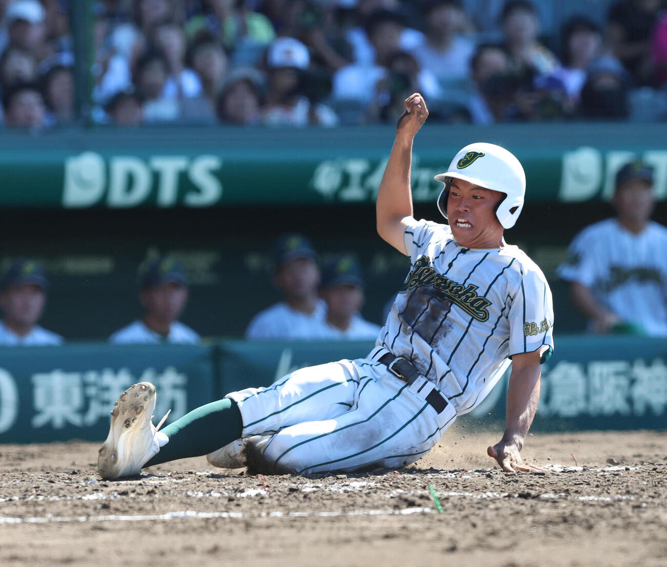 鶴岡東対東海大甲府　4回表鶴岡東2死二塁、高橋太陽の右前適時打で生還する二走林仁滉（撮影・白石智彦）