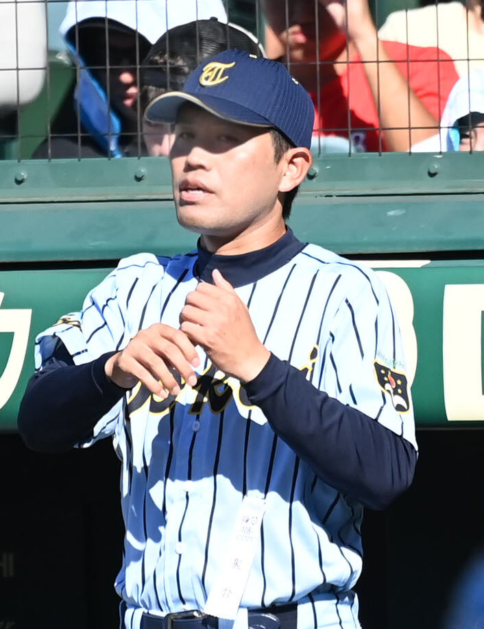 鶴岡東対東海大甲　ナインに声をかける東海大甲府の仲沢広基監督（撮影・石井愛子）