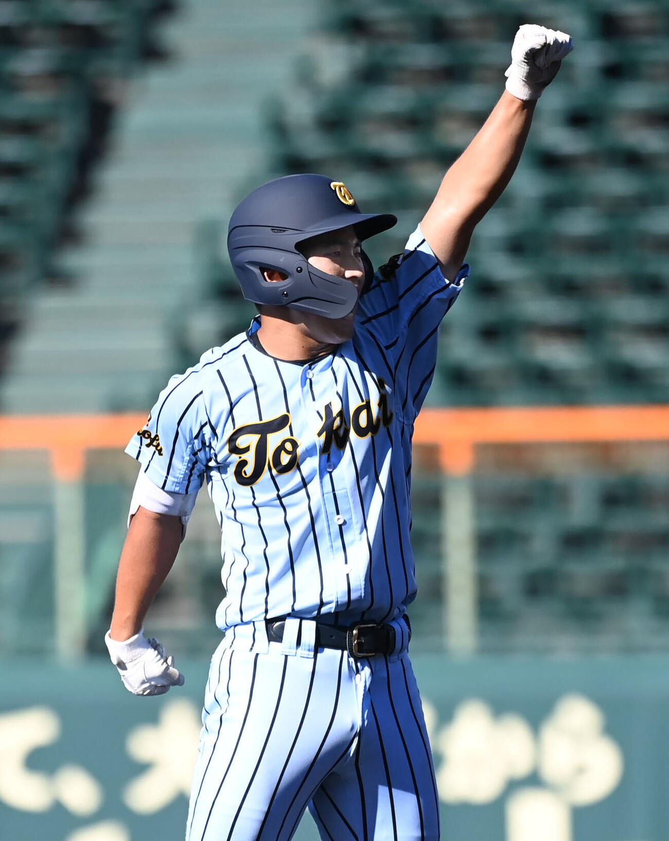 鶴岡東対東海大甲府　1回裏東海大甲府1死二塁　田中三士郎は先制適時打を放つ（撮影・石井愛子）