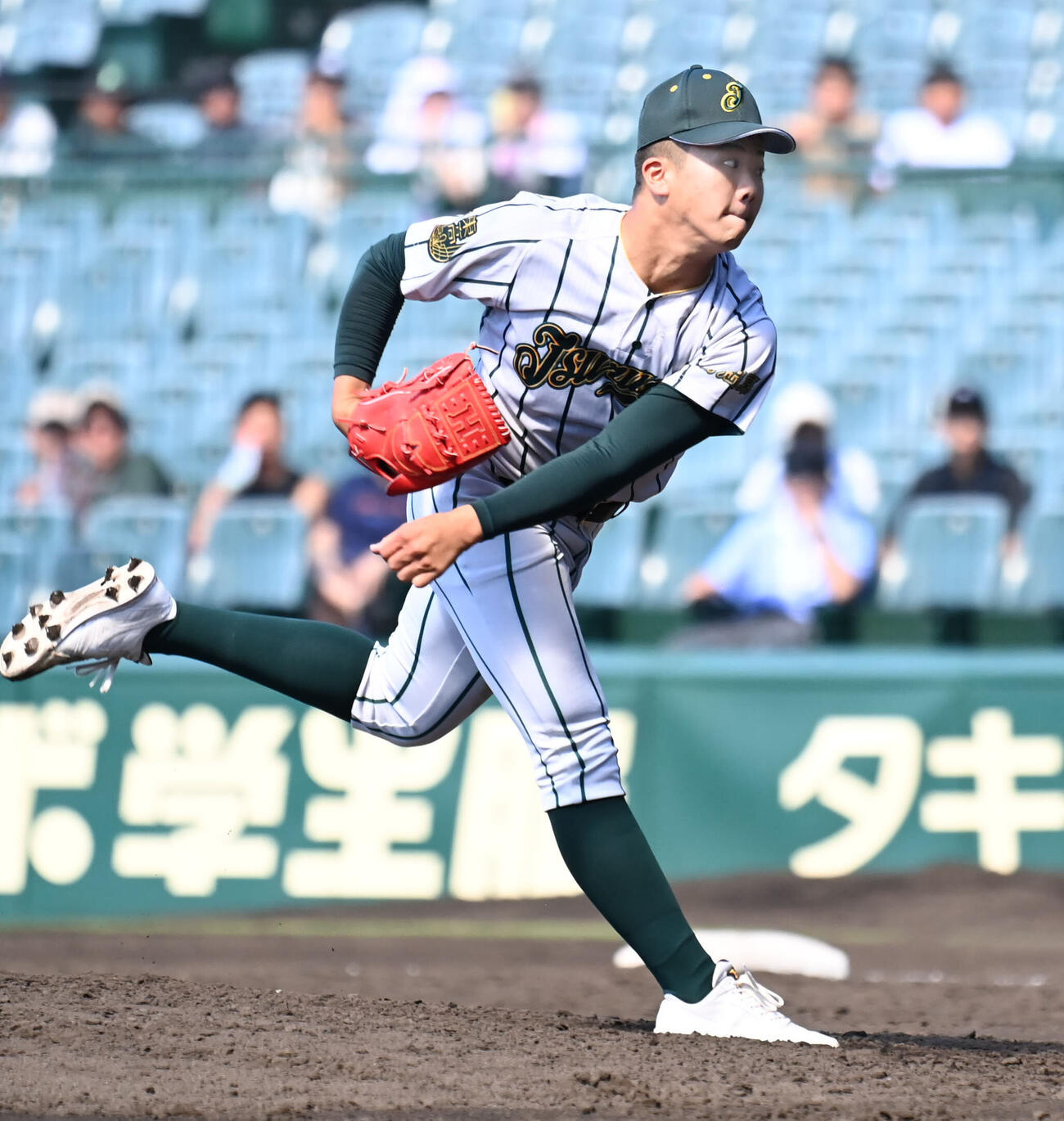 鶴岡東対東海大甲　鶴岡東2番手の菅野琳央撮影・石井愛子）