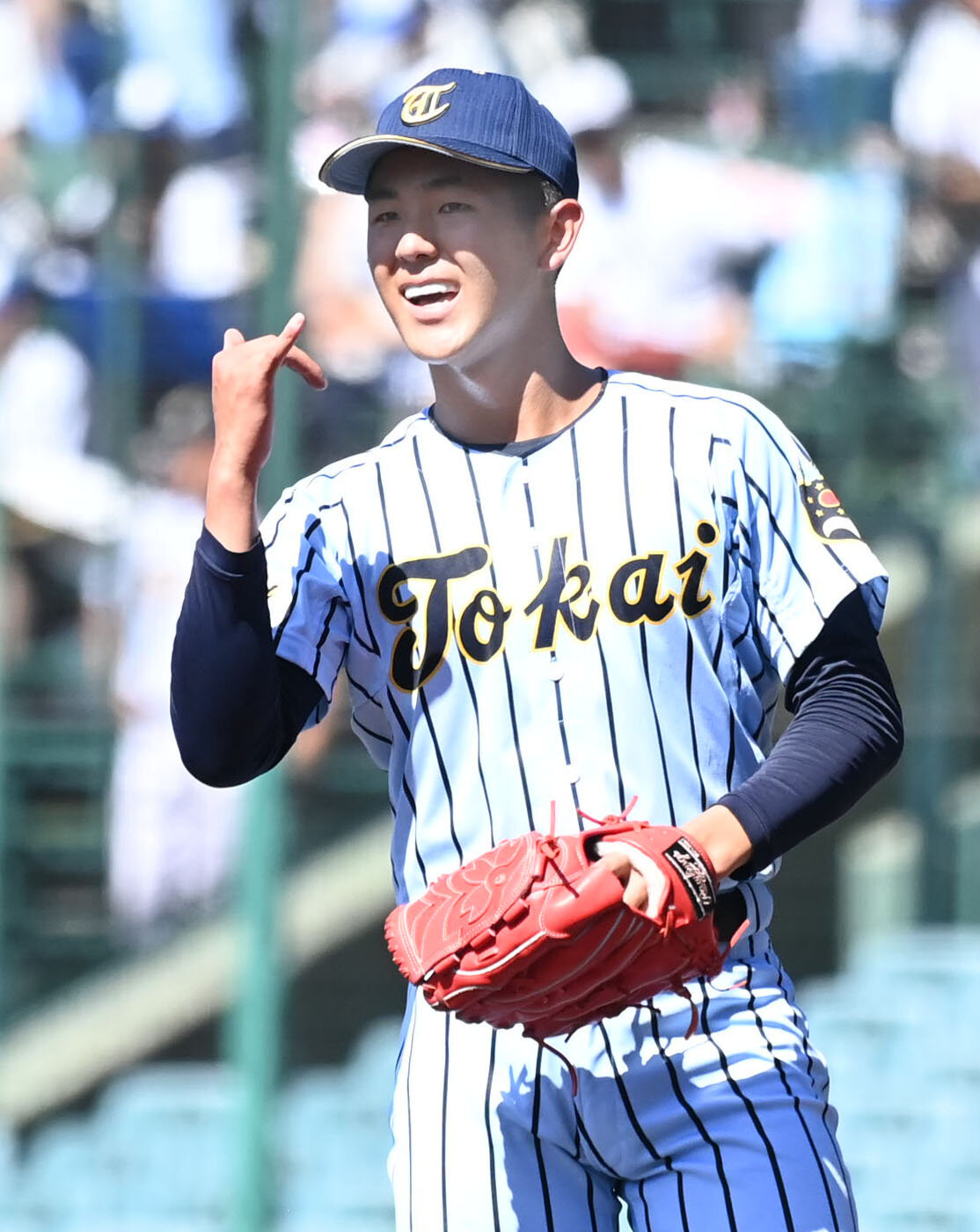鶴岡東対東海大甲　7回表鶴岡東1死　野中一斗を空振り三振に抑え笑顔を見せる東海大甲府の村尾竜弦（撮影・石井愛子）