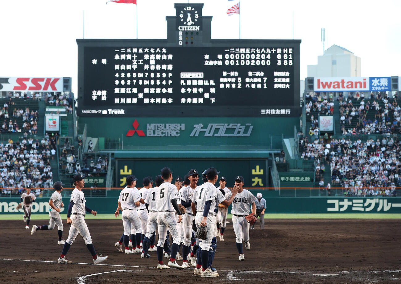 有明対立命館宇治　立命館宇治に逆転勝利し、喜ぶ有明の選手たち（撮影・前田充）