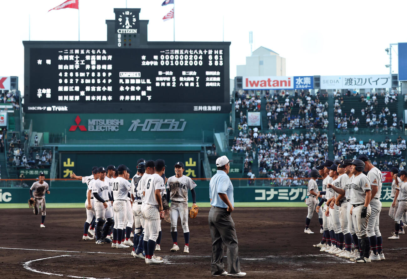 有明対立命館宇治　立命館宇治（右）に逆転勝利し、整列する有明の選手たち（撮影・前田充）