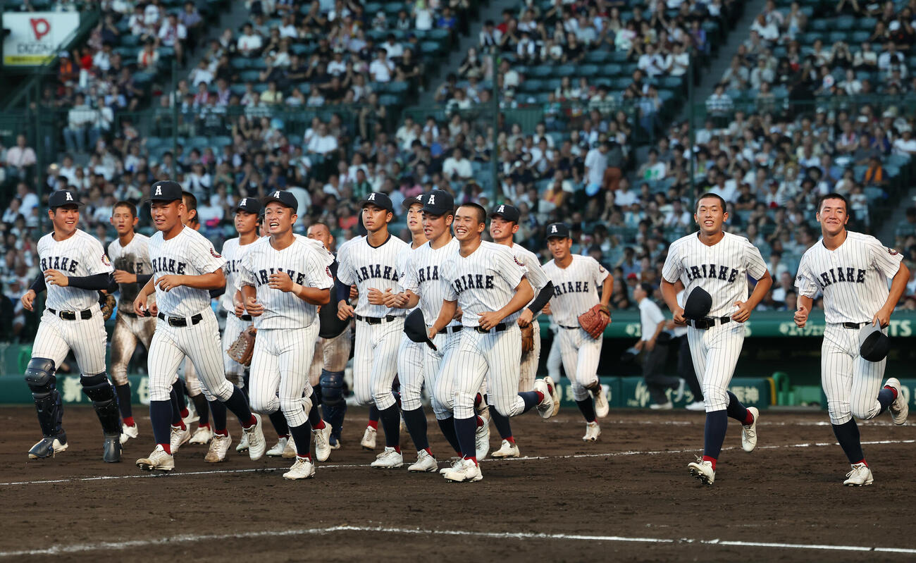 有明対立命館宇治　立命館宇治に逆転勝利し、笑顔で駆け出す有明の選手たち（撮影・前田充）