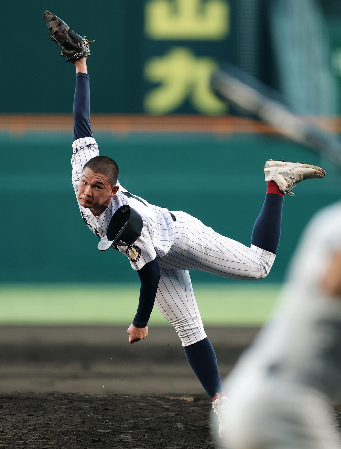 有明対立命館宇治　9回裏、帽子を飛ばして力投する有明・斉藤遼汰郎（撮影・前田充）