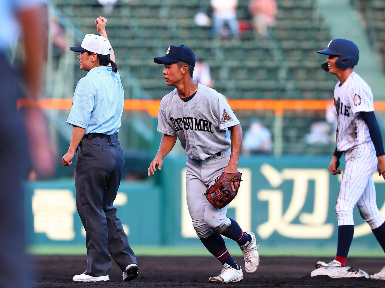 有明対立命館宇治　7回表有明2死一塁、永田晴輝（右）が二盗を試みるもアウトの判定（撮影・野上伸悟）