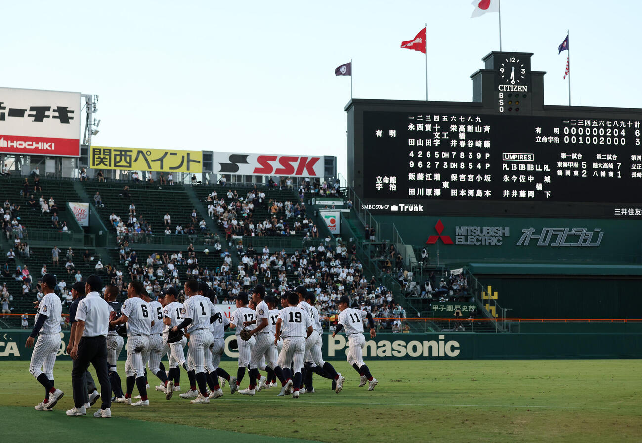 有明対立命館宇治　立命館宇治に逆転勝利し、応援団へのあいさつに向かう有明の選手たち（撮影・前田充）
