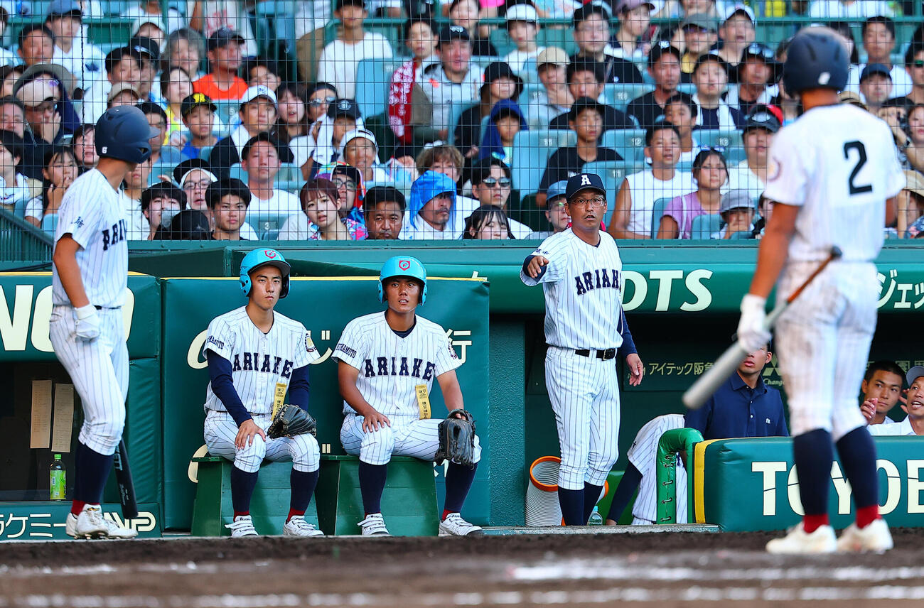 有明対立命館宇治　7回表有明2死一塁、永田晴輝の二盗アウト判定に対して有明・高見一茂監督はデオ検証を求める伝令を指示する（撮影・野上伸悟）