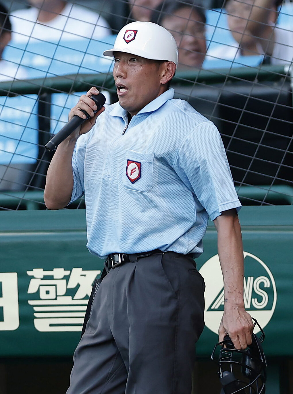有明対立命館宇治　7回表有明2死一塁、永田晴輝の二盗アウト判定に対してビデオ検証を行い、アウトをコールする永井球審（撮影・前田充）
