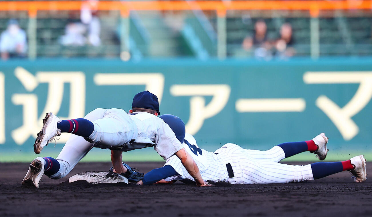有明対立命館宇治　7回表有明2死一塁、永田晴輝（右）が二盗を試みるもアウトの判定（撮影・野上伸悟）