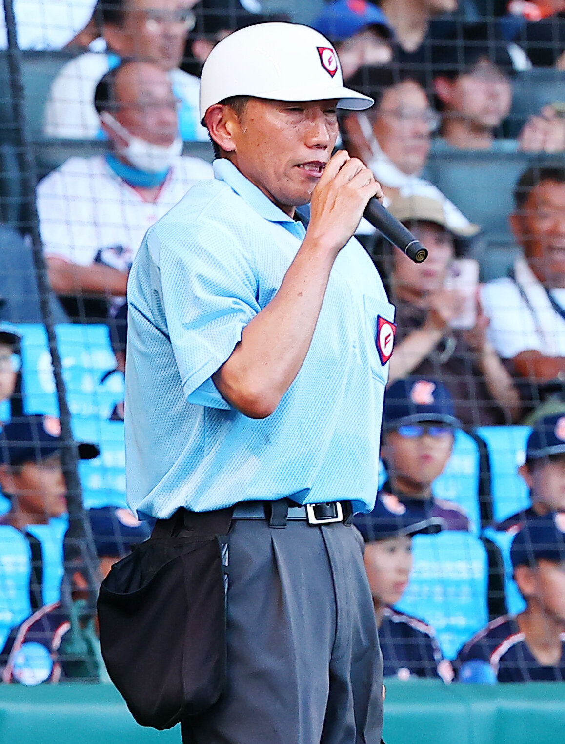 有明対立命館宇治　7回表有明2死一塁、ビデオ検証についてアナウンスする永井球審（撮影・野上伸悟）