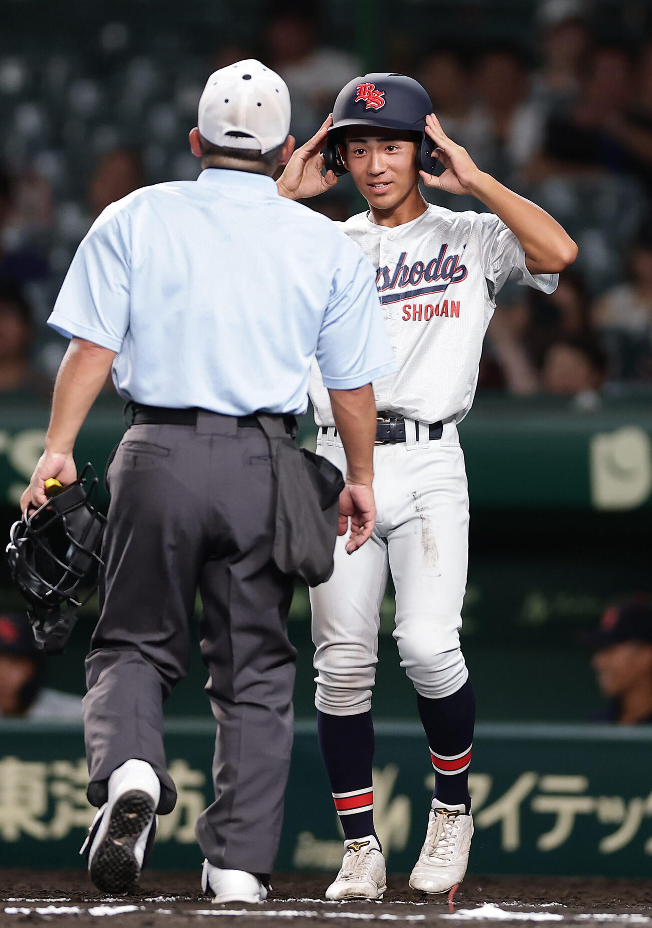 長崎日大対立正大淞南　6回表長崎日大1死二塁、二走梶山風岳のけん制セーフ判定に対してビデオ検証を要求する伝令の島袋渉（撮影・前田充）