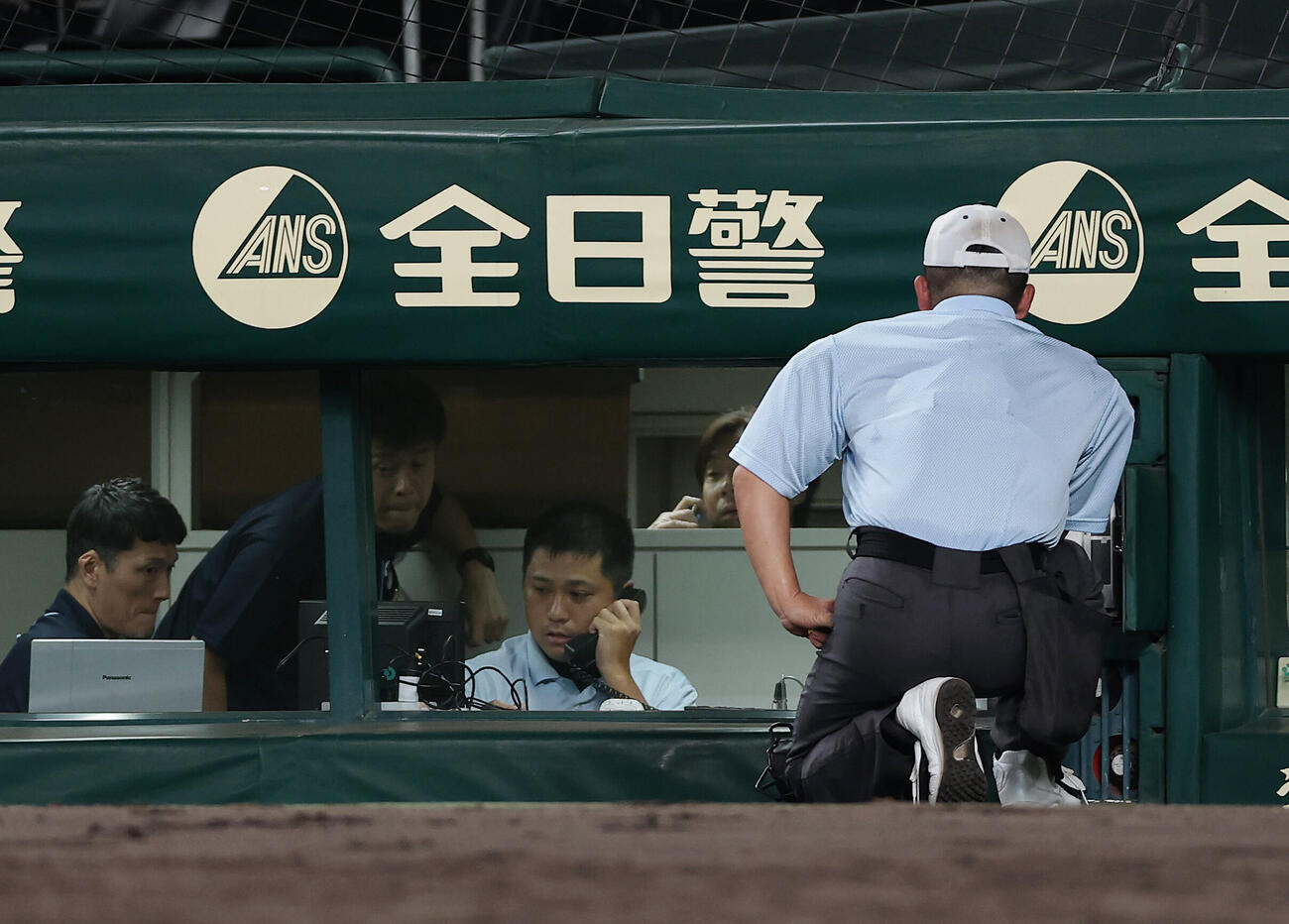 長崎日大対立正大淞南　6回表長崎日大1死二塁、二走梶山風岳のけん制セーフ判定でビデオ検証を行う大上球審（右）ら（撮影・前田充）