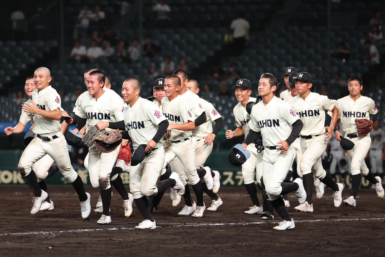 長崎日大対立正大淞南　立正大淞南に勝利し、笑顔で駆け出す長崎日大の選手たち（撮影・前田充）