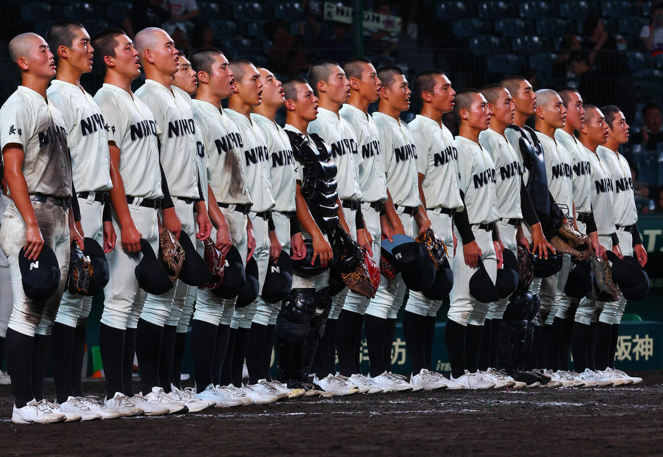 長崎日大対立正大淞南　勝利し校歌斉唱する長崎日大の選手たち（撮影・野上伸悟）