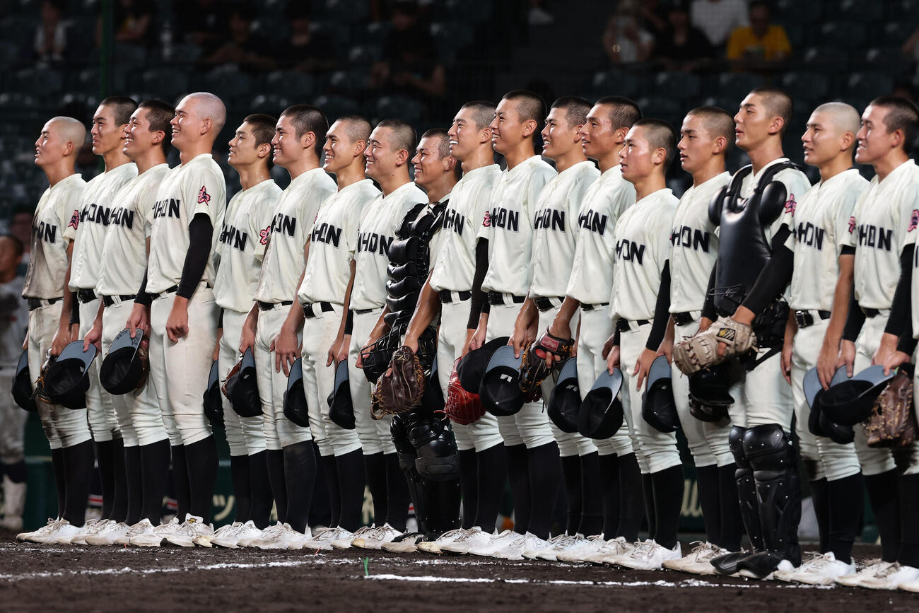 長崎日大対立正大淞南　立正大淞南に勝利し、笑顔で校歌を斉唱する長崎日大の選手たち（撮影・前田充）