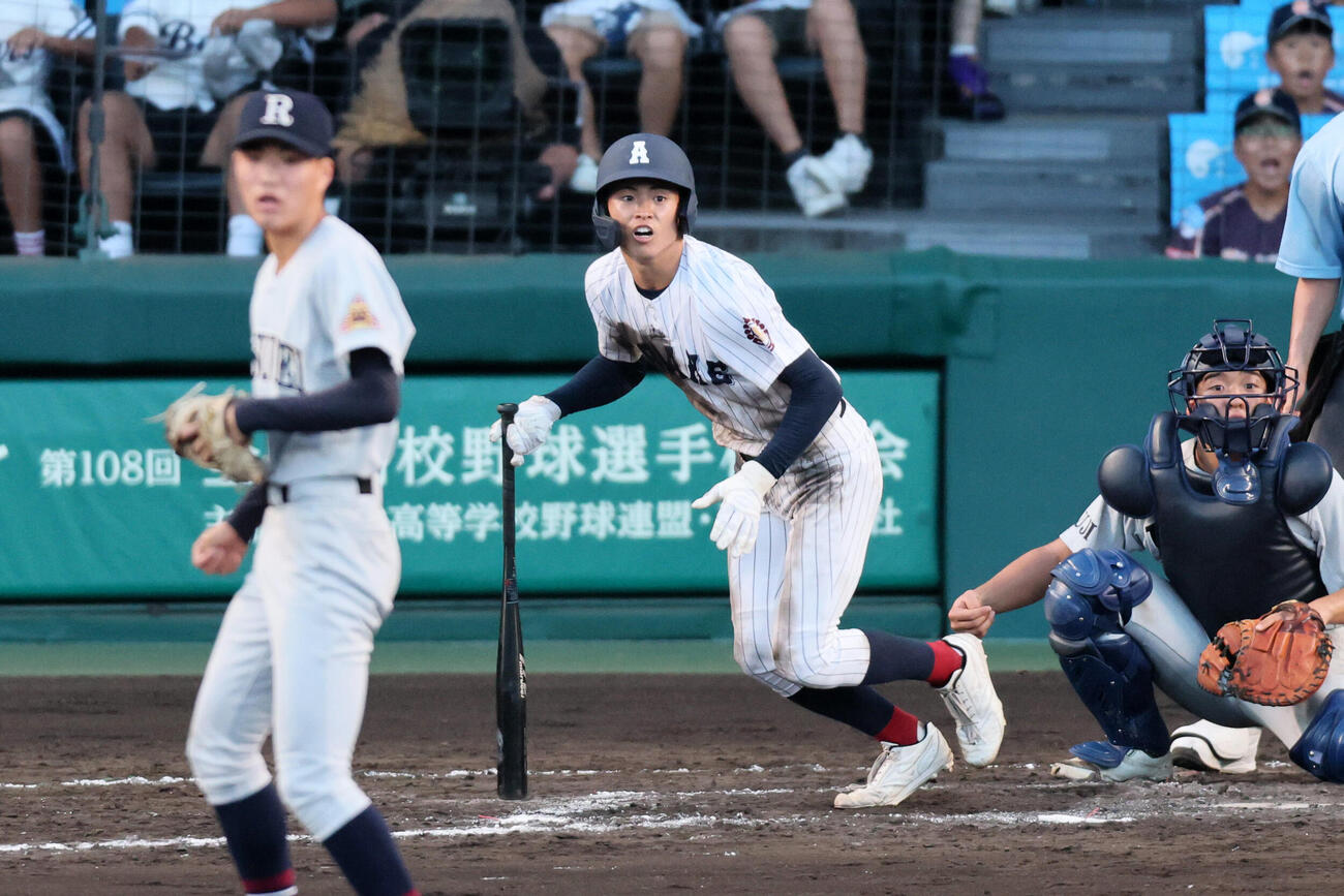 有明－立命館宇治　九回表有明2死満塁、永田は逆転の3点適時二塁打を放つ。投手坂本＝上山淳一撮影（共同）