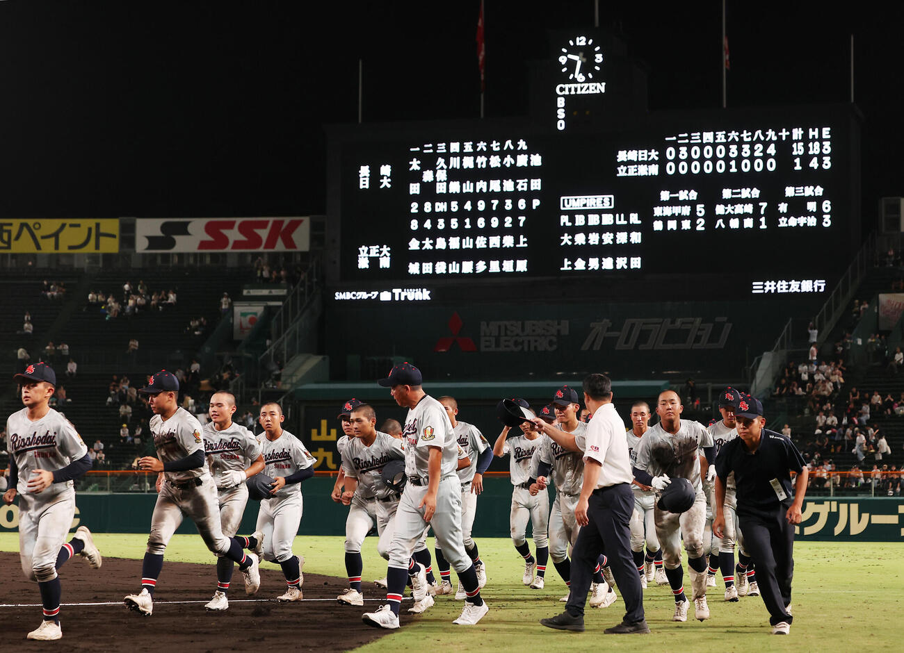 長崎日大対立正大淞南　敗れて引き揚げる立正大淞南の選手たち（撮影・野上伸悟）