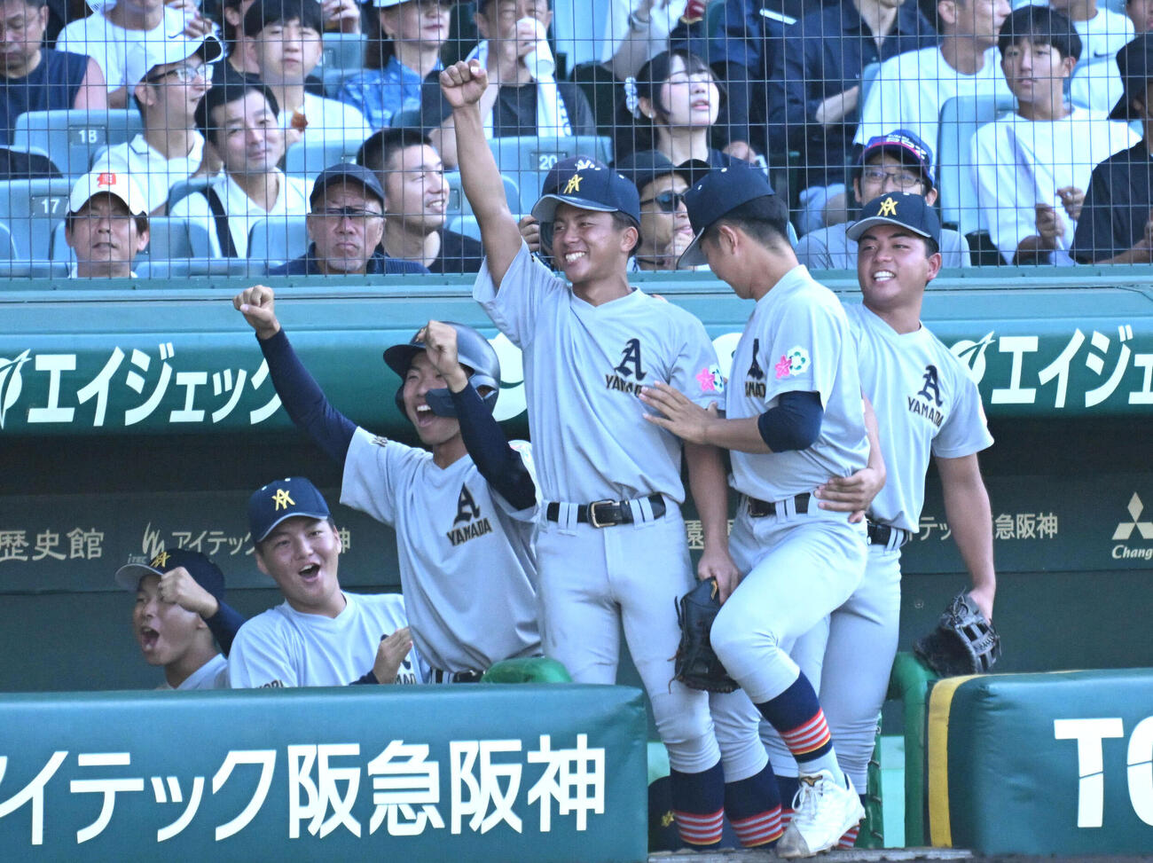 遊学館対青森山田　1回裏青森山田2死一、三塁、先制点に喜ぶ青森山田ナイン（撮影・石井愛子）