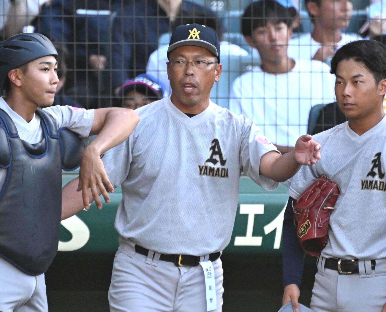 遊学館対青森山田　ナインに声をかける青森山田の兜森崇朗監督（中央）（撮影・石井愛子）
