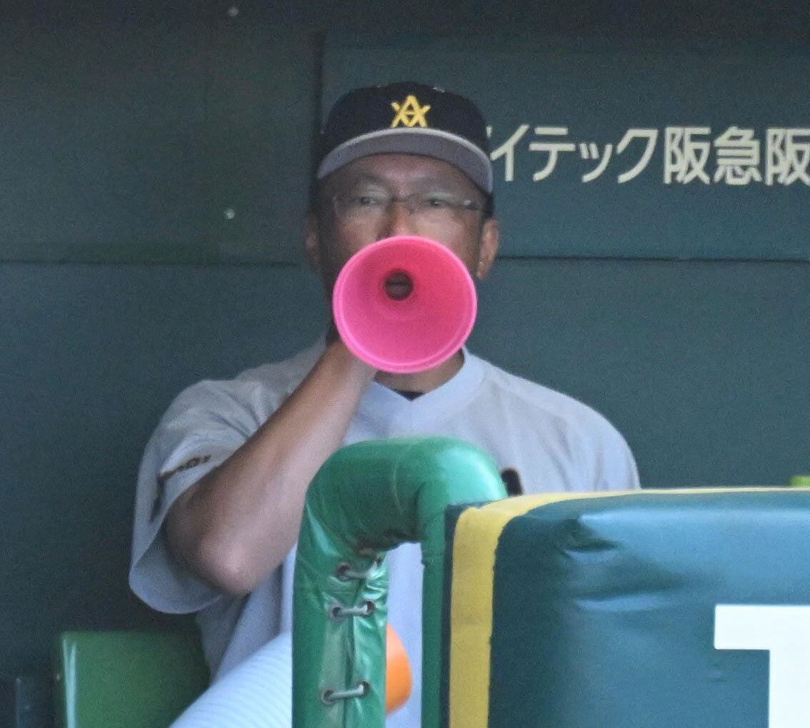 遊学館対青森山田　ナインに声をかける青森山田の兜森崇朗監督（撮影・石井愛子）