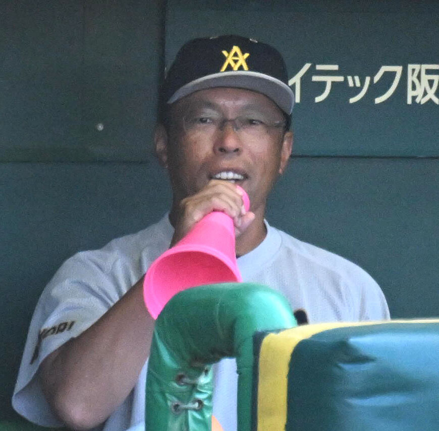遊学館対青森山田　ナインに声をかける青森山田の兜森崇朗監督（撮影・石井愛子）