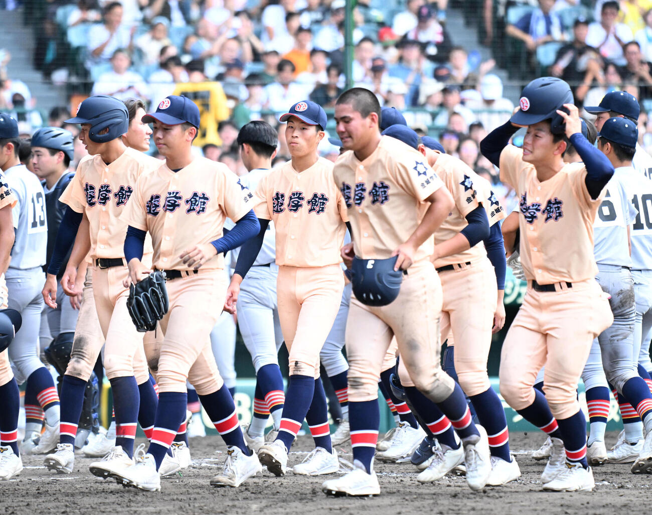 遊学館対青森山田　青森山田に負け肩をを落とす遊学館ナイン（撮影・石井愛子）