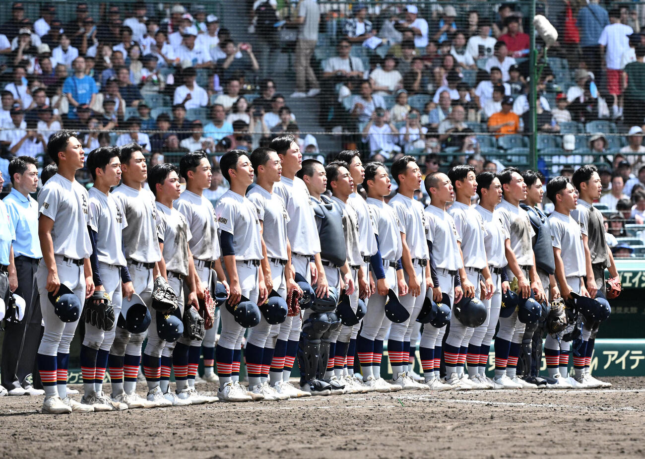 遊学館対青森山田　遊学館に勝利し校歌を歌う青森山田ナイン（撮影・石井愛子）