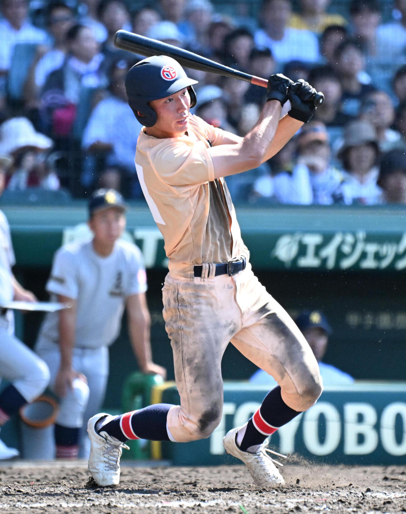 遊学館対青森山田　4回表遊学館2死一、二塁、高磯空汰は右適時打を放つ（撮影・石井愛子）
