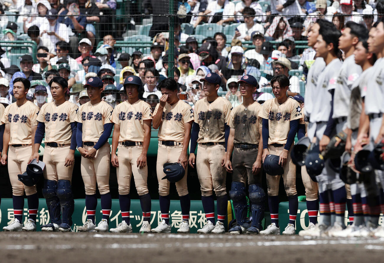 遊学館対青森山田　青森山田に敗れ悔しそうに整列する遊学館の選手たち（撮影・前田充）