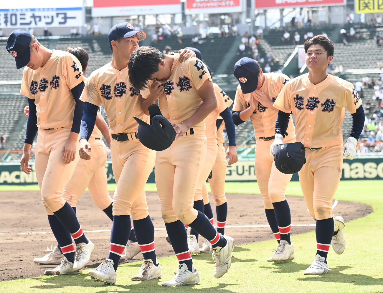 遊学館対青森山田　青森山田に負け肩をを落とす遊学館ナイン（撮影・石井愛子）