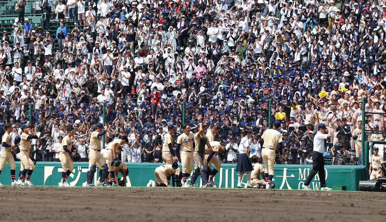 遊学館対青森山田　応援団にあいさつし泣き崩れる遊学館の選手たち（撮影・前田充）