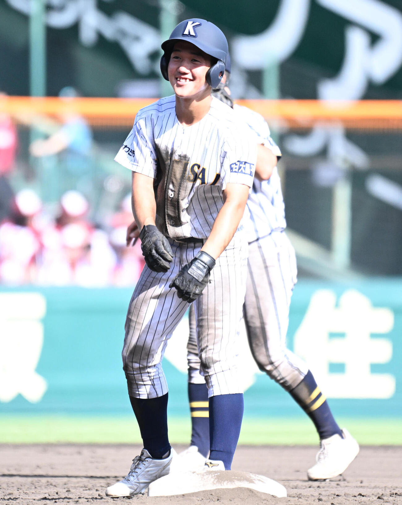 東日本国際大昌平対白樺学園　9回表東日本国際大昌平2死一、二塁、打者入ケ町隼仁の時、二走小内壱晟はけん制でタッチアウトと判定されるも、ビデオ検証で判定が覆り笑顔を見せる（撮影・石井愛子）