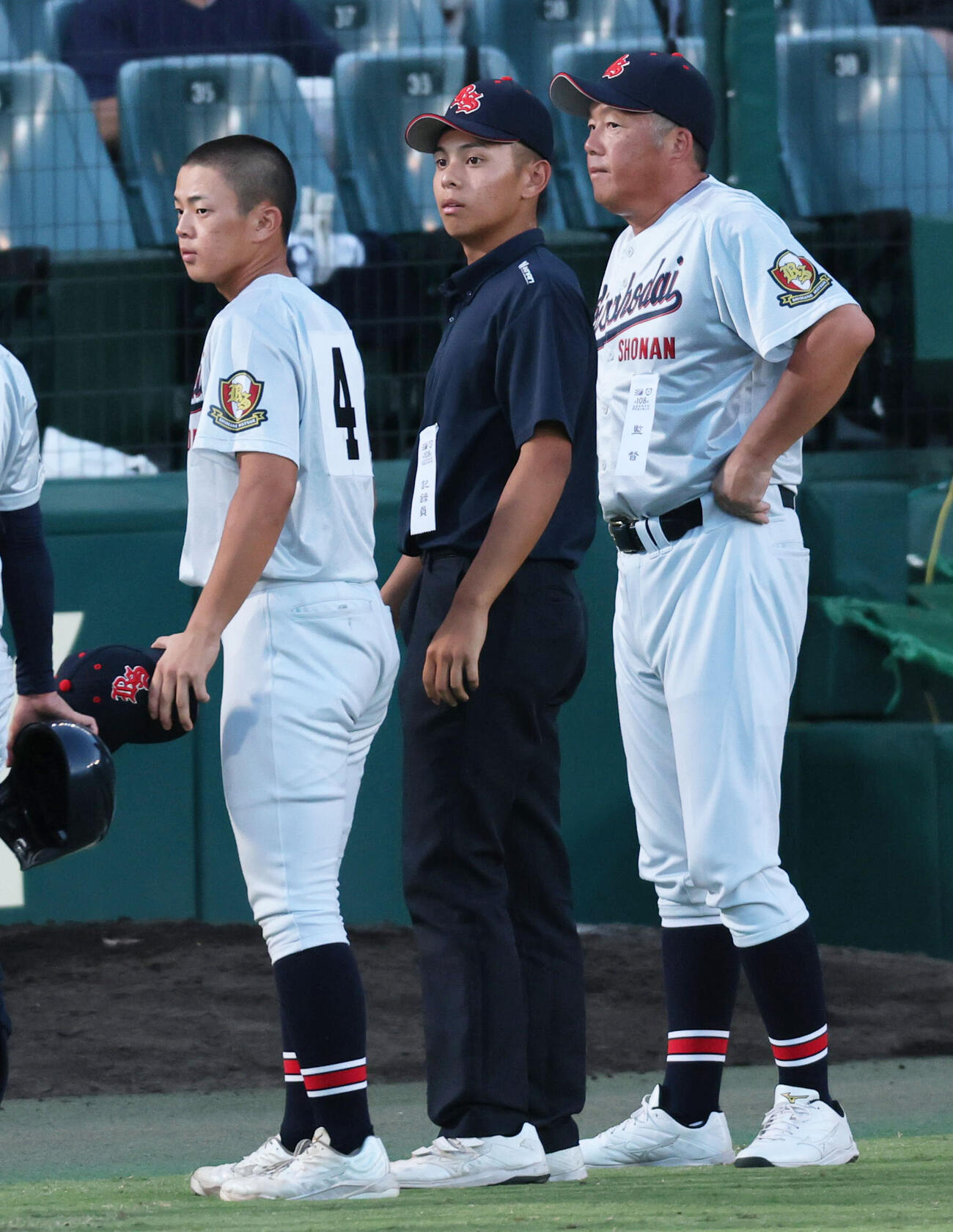 長崎日大対立正大淞南　スタンドの応援団へあいさつに向かう立正大淞南の太田嵐主将（左）。右は太田充監督（撮影・上山淳一）