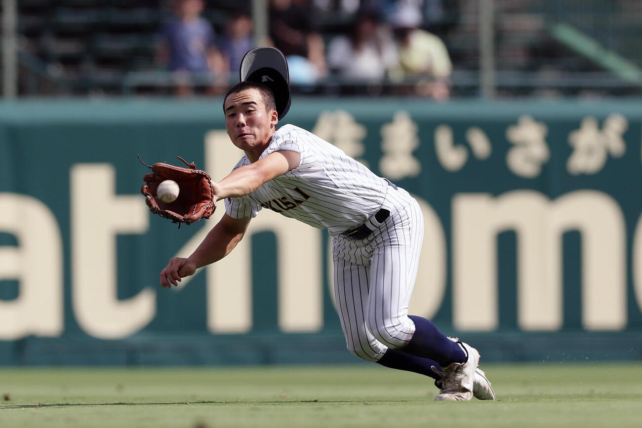 東日本国際大昌平対白樺学園　7回裏白樺学園1死、横田晃大の飛球を好捕する左翼手緑川楓麻（撮影・前田充）