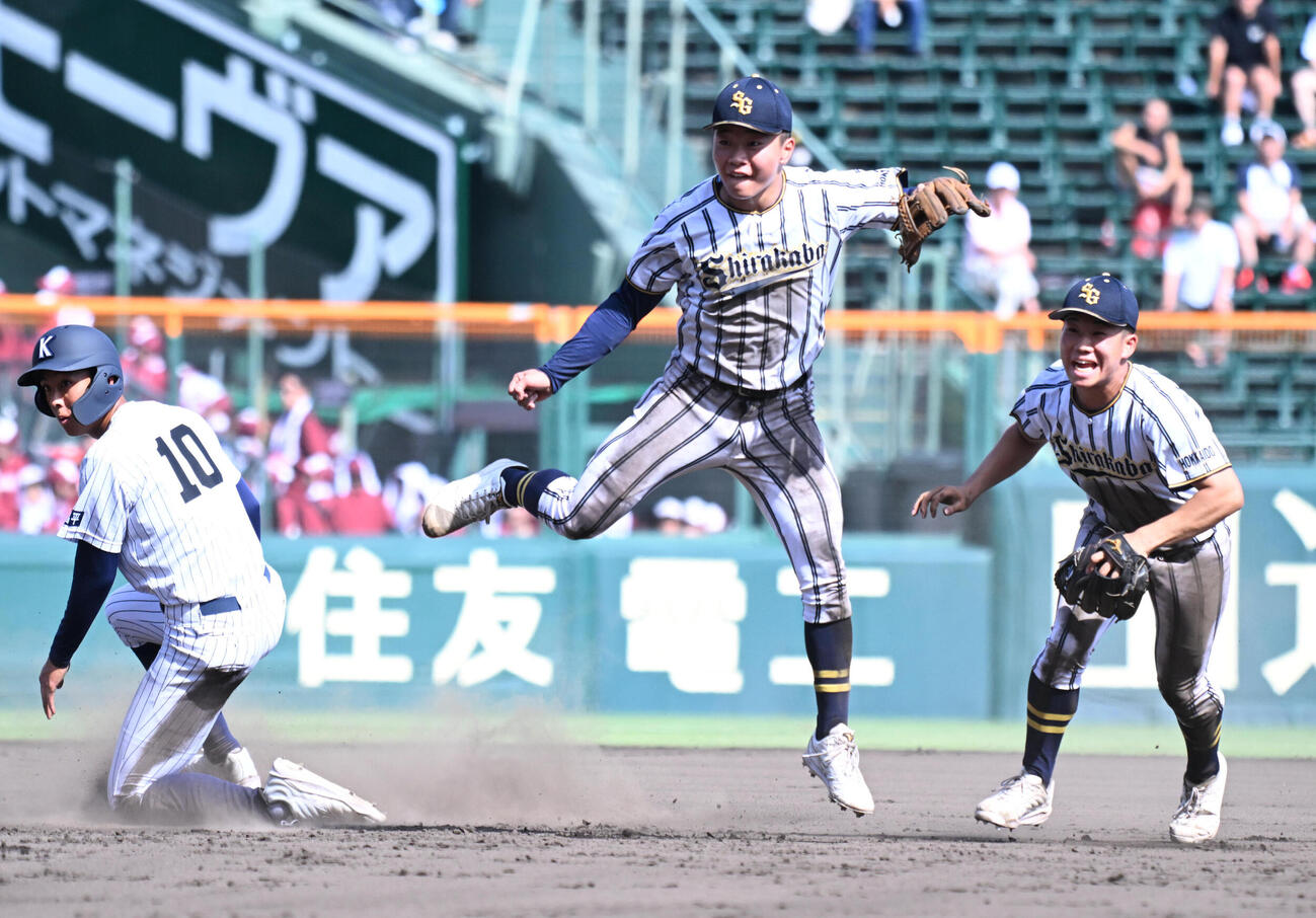 東日本国際大昌平対白樺学園　8回表東日本国際大昌平1死一塁、金沢匠良を二ゴロ併殺に仕留める遊撃手後藤健（中央）と二塁手金井瀬那（左）（撮影・石井愛子）