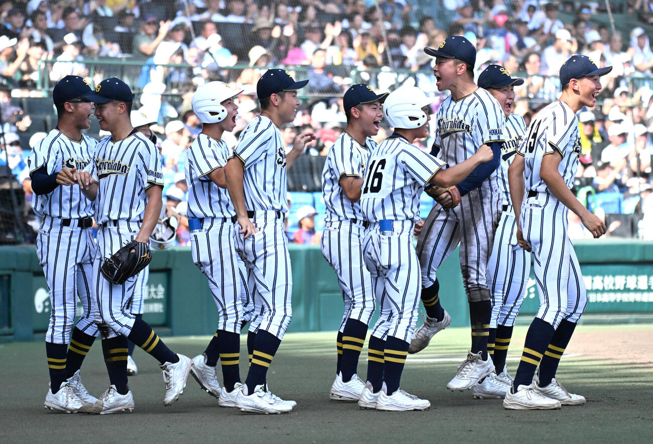 東日本国際大昌平対白樺学園　8回表東日本国際大昌平1死一塁、金沢匠良を二ゴロ併殺に仕留める好プレーに喜ぶ白樺学園ナイン（撮影・石井愛子）