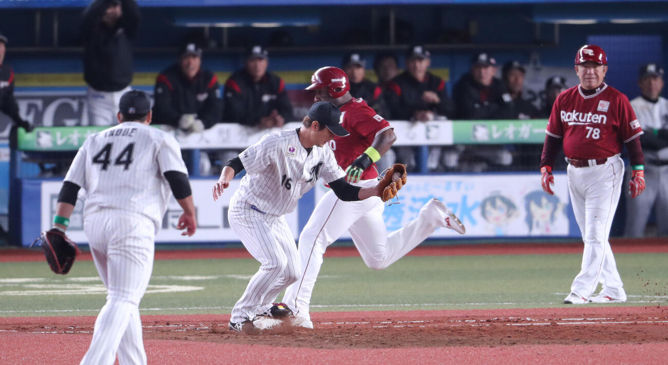 2018年3月30日、ロッテ対楽天　1回表楽天1死一、二塁、ウィーラーを一ゴロ併殺に仕留めベースカバーに入る涌井。判定はセーフもリクエストのリプレー検証でアウトとなった（撮影・野上伸悟）