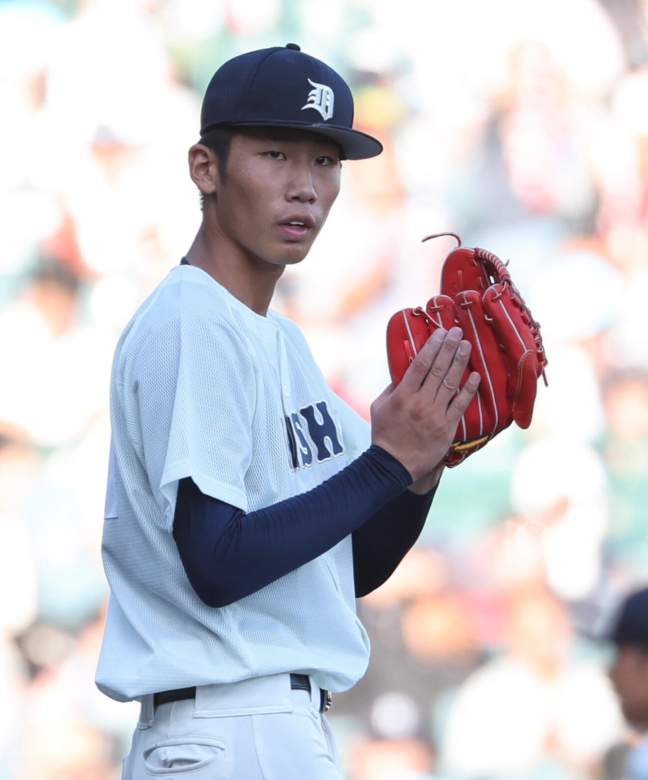 日本文理対大分商　5回、大分商平田玲翔はゴロを処理した内野手に拍手を送る（撮影・西尾就之）