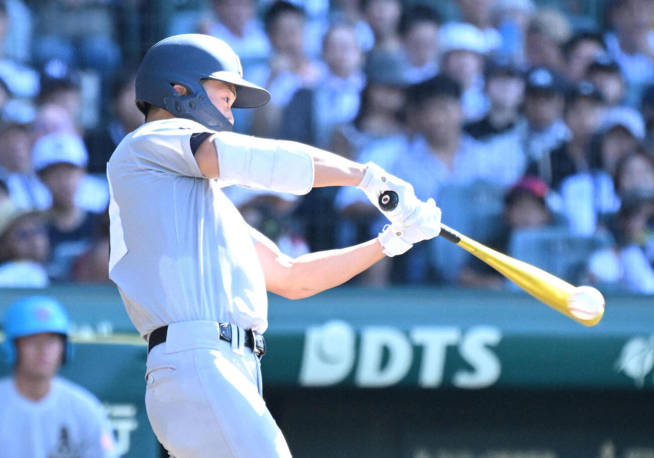 遊学館対青森山田　3回裏青森山田2死一、二塁、向井那々瀬は右適時打を放つ（撮影・石井愛子）