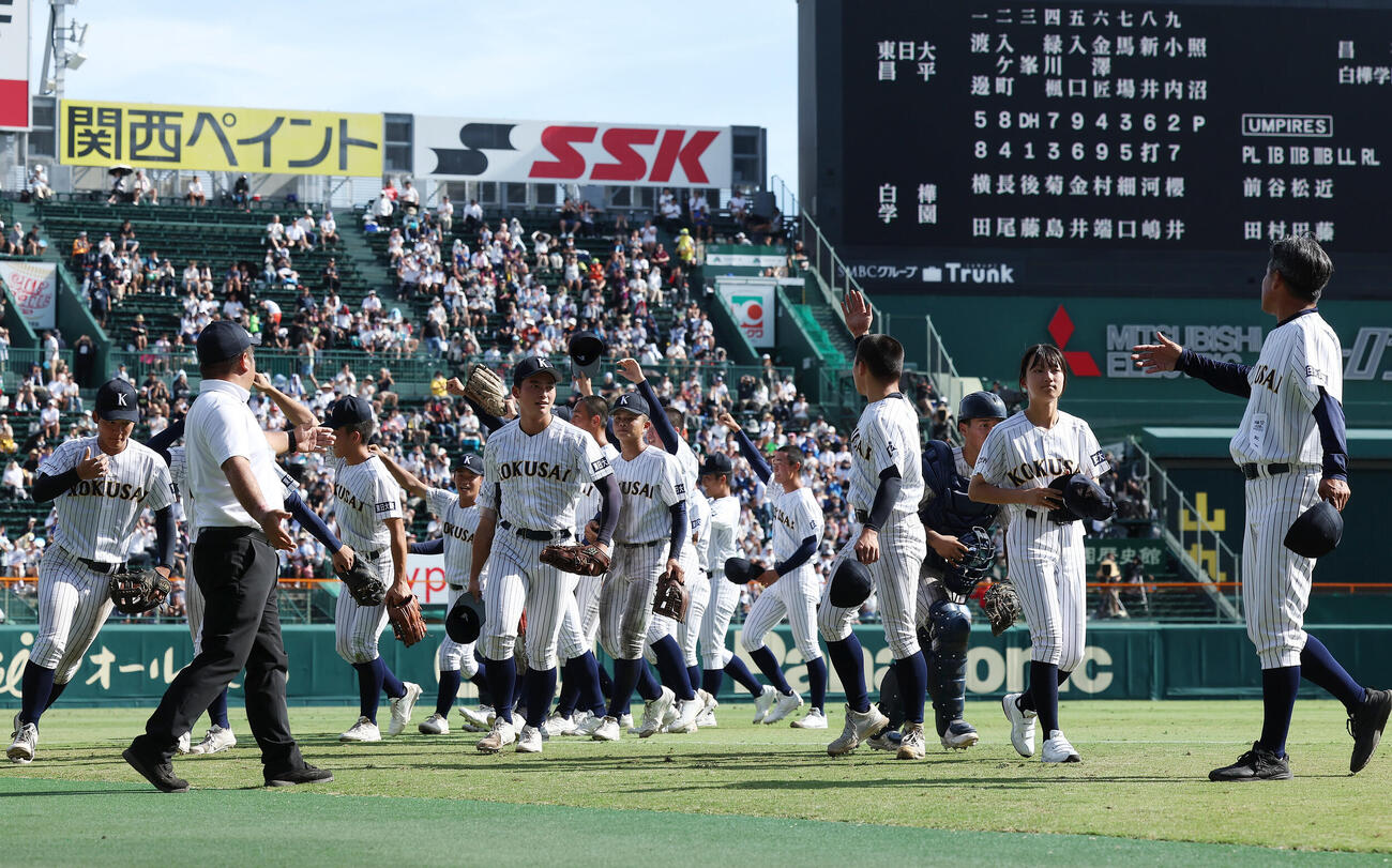 東日本国際大昌平対白樺学園　応援団にあいさつし喜ぶ東日本国際大昌平の選手たち（撮影・前田充）