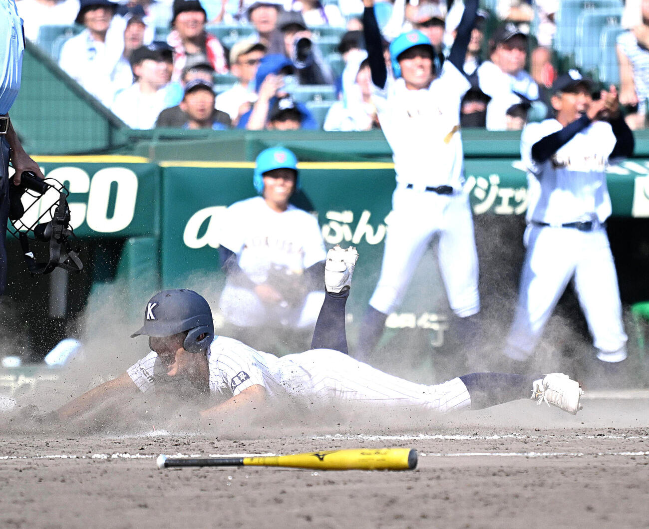 東日本国際大昌平対白樺学園　9回表東日本国際大昌平2死一、二塁、入ケ町隼仁の勝ち越し適時打で生還する小内壱晟（撮影・石井愛子）